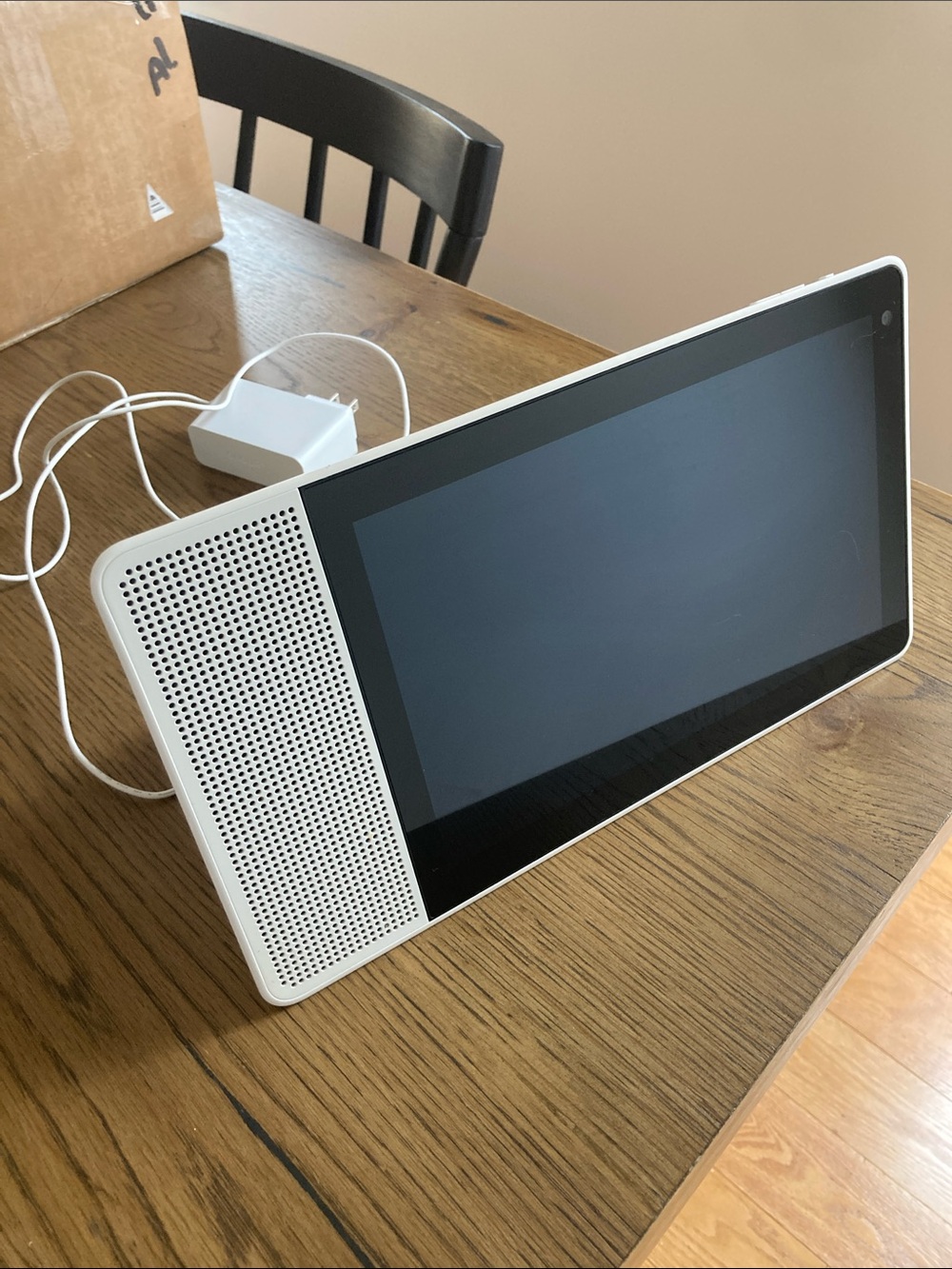 Lenovo Smart Display Tablet in White and Black